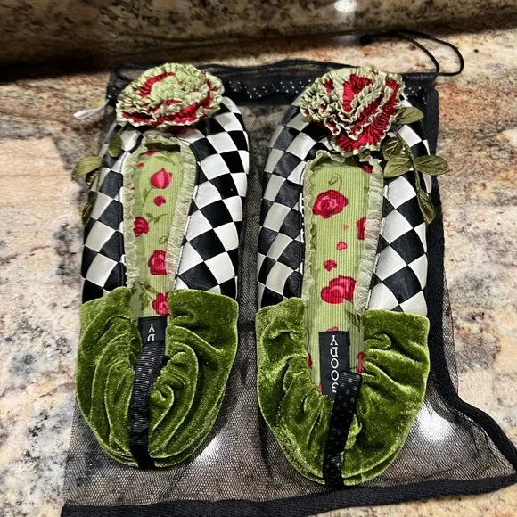 Goody Goody (sold out) Colorful, Gorgeous, Checkered Slippers with Floral Detail - Picture 3 of 6